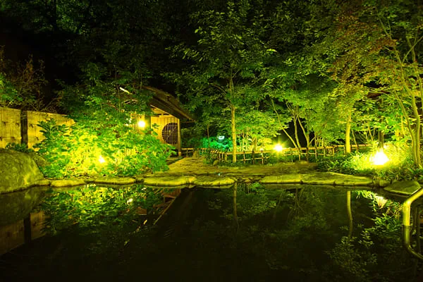 夜の露天風呂からの幻想的な眺め