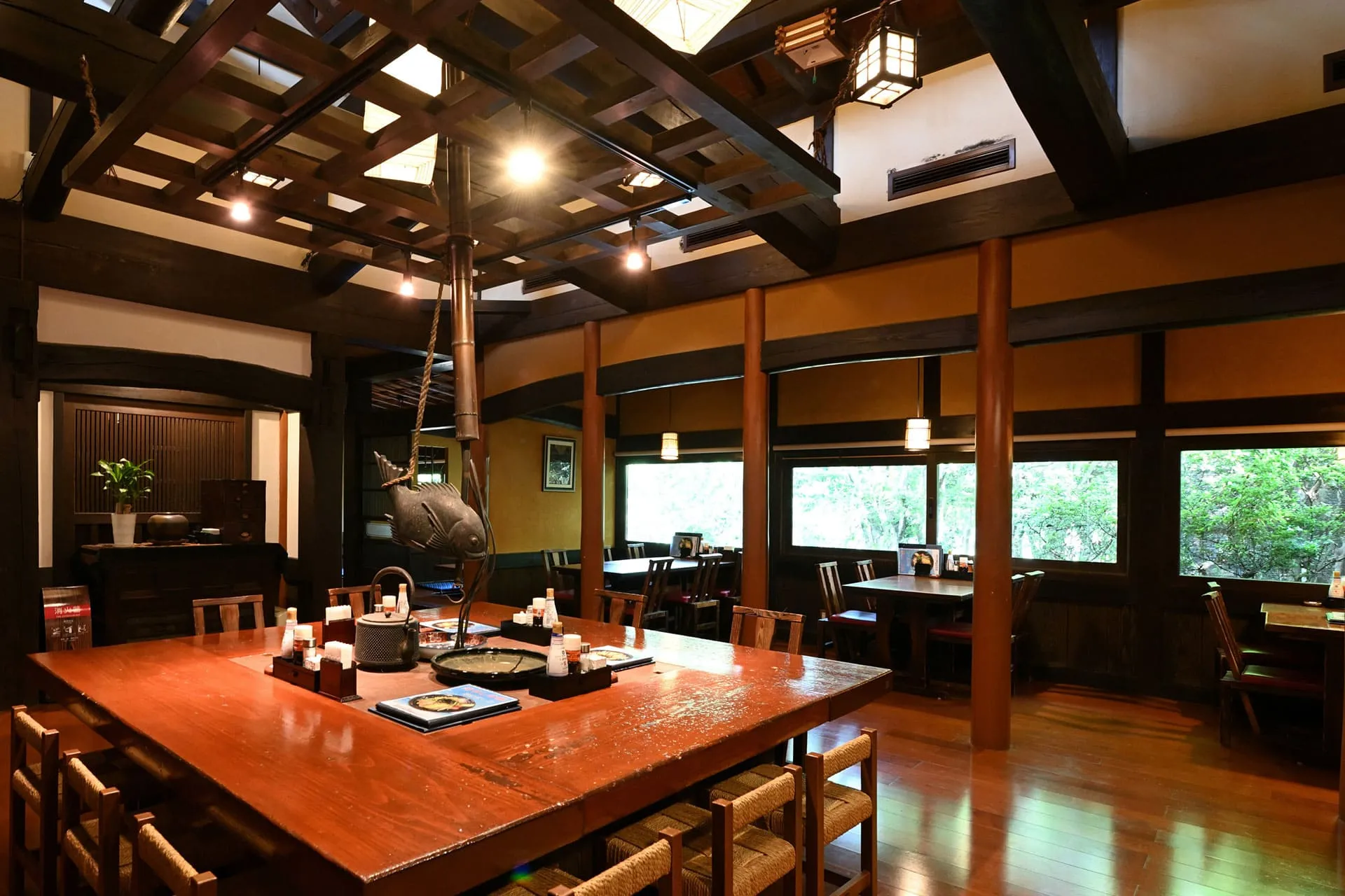 中央にはこだわりの囲炉裏